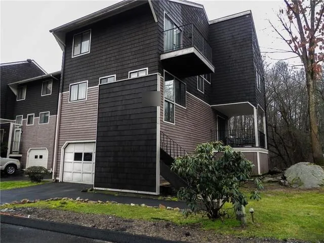 Townhome on Stonegate Circle in Branford, CT, sold in 2016
